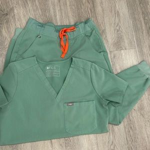 FIGS SCRUB SET - SMALL